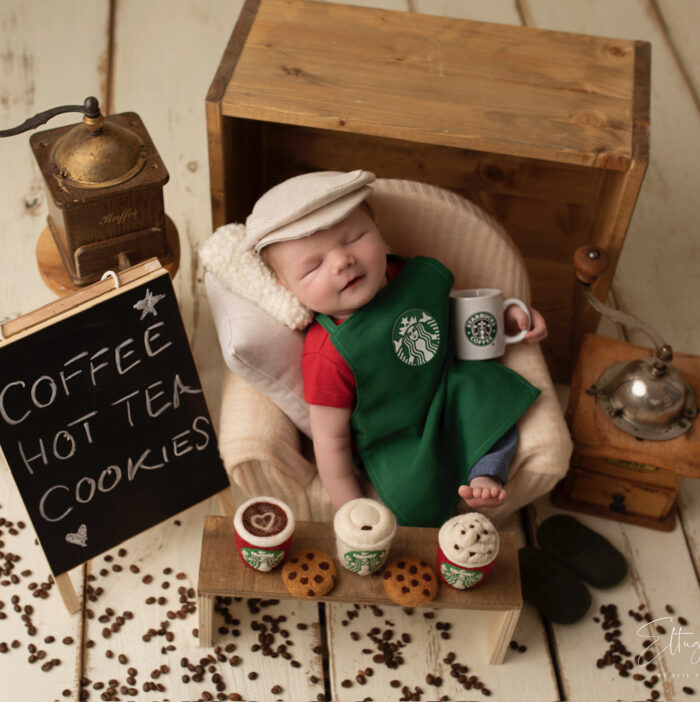Neugeborenes Babyfoto mit Starbucks Barista-Babykleidkonzept