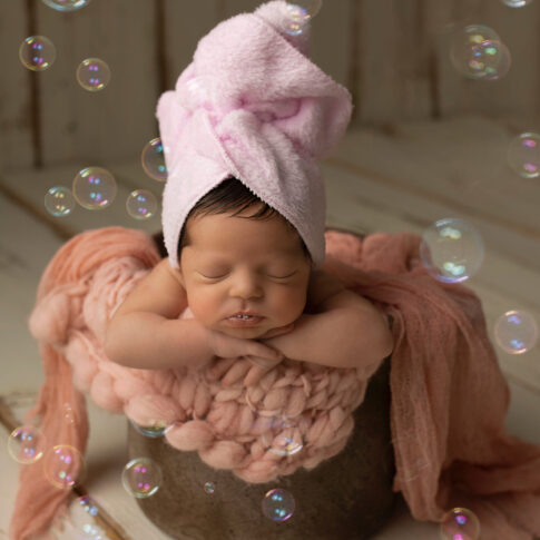 neugeborenes Babyfoto mit Duschkonzept