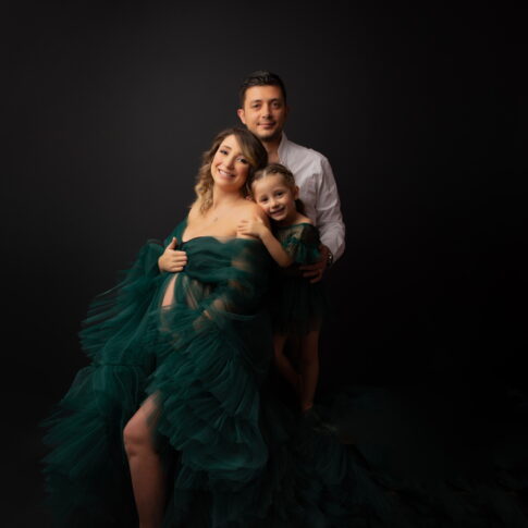 Familienfoto von schwangerer Mutter, Tochter und Vater