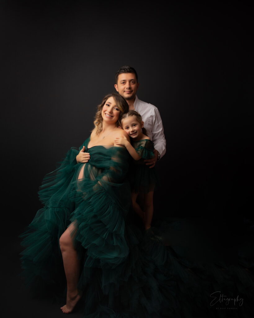 Familienfoto von schwangerer Mutter, Tochter und Vater