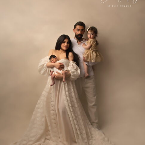 Familienfoto von schwangerer Mutter, Frau und Kindern
