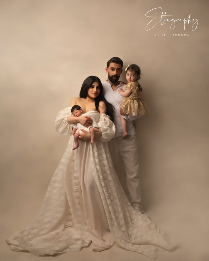 Familienfoto von schwangerer Mutter, Frau und Kindern