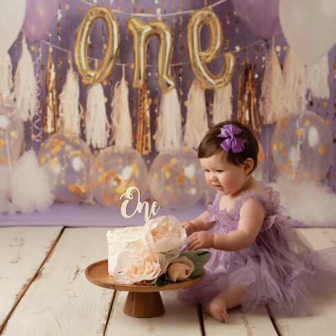 1. Geburtstagskonzept und Foto des Babys, das Kuchen isst