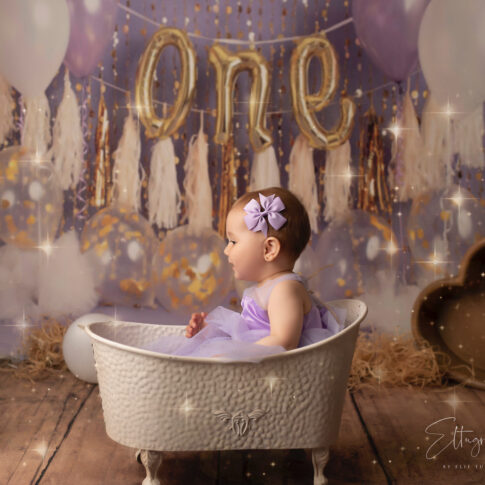 1. Geburtstagskonzept und Babyfoto mit Badewanne