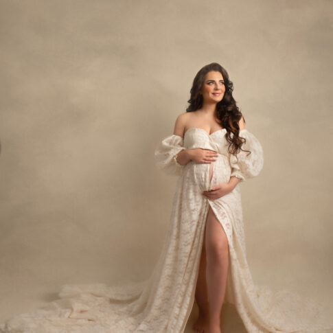 Schwangerschaftsfoto im weißen Kleid