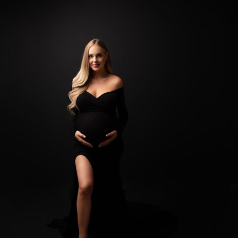 Best maternity photo with black maternity dress